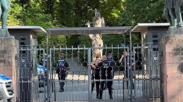 Wie die Polizei offiziell bestätigte, verschafften sich die Personen gegen 15:15 Uhr unbefugten Zutritt zum Gelände. Mehrere wurden anschließend vorläufig festgenommen.