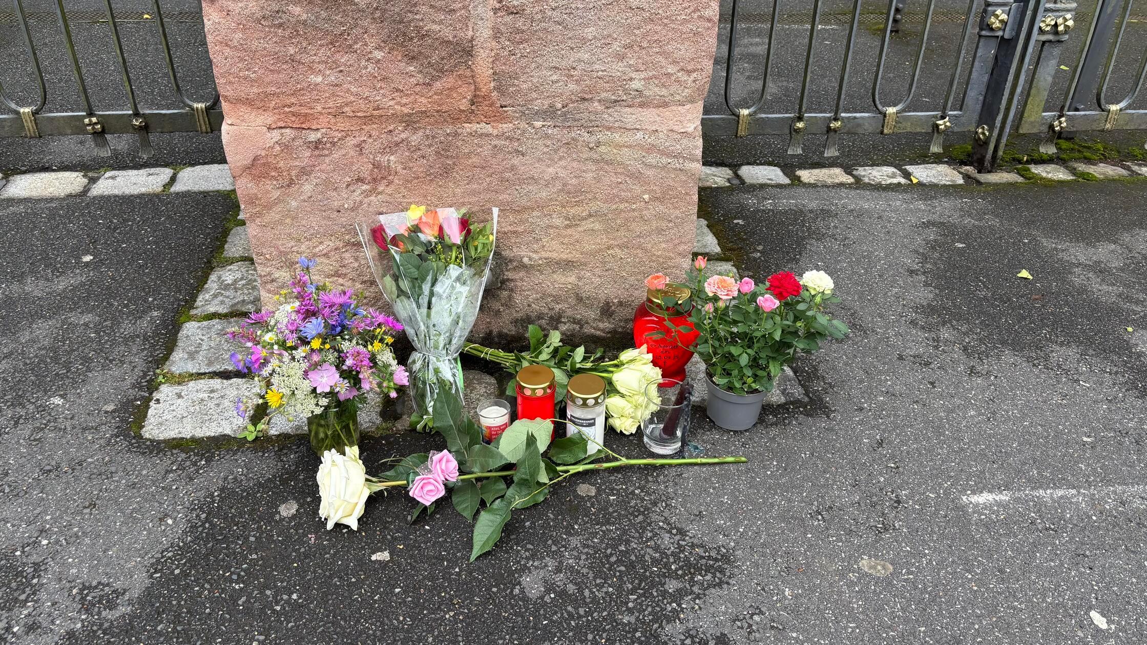 Am Tag nach der Tötung legten Betroffene Blumen zum Gedenken ab.
