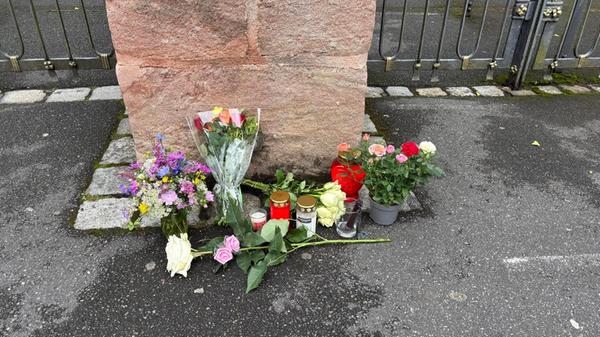 Am Tag nach der Tötung legten Betroffene Blumen zum Gedenken ab.