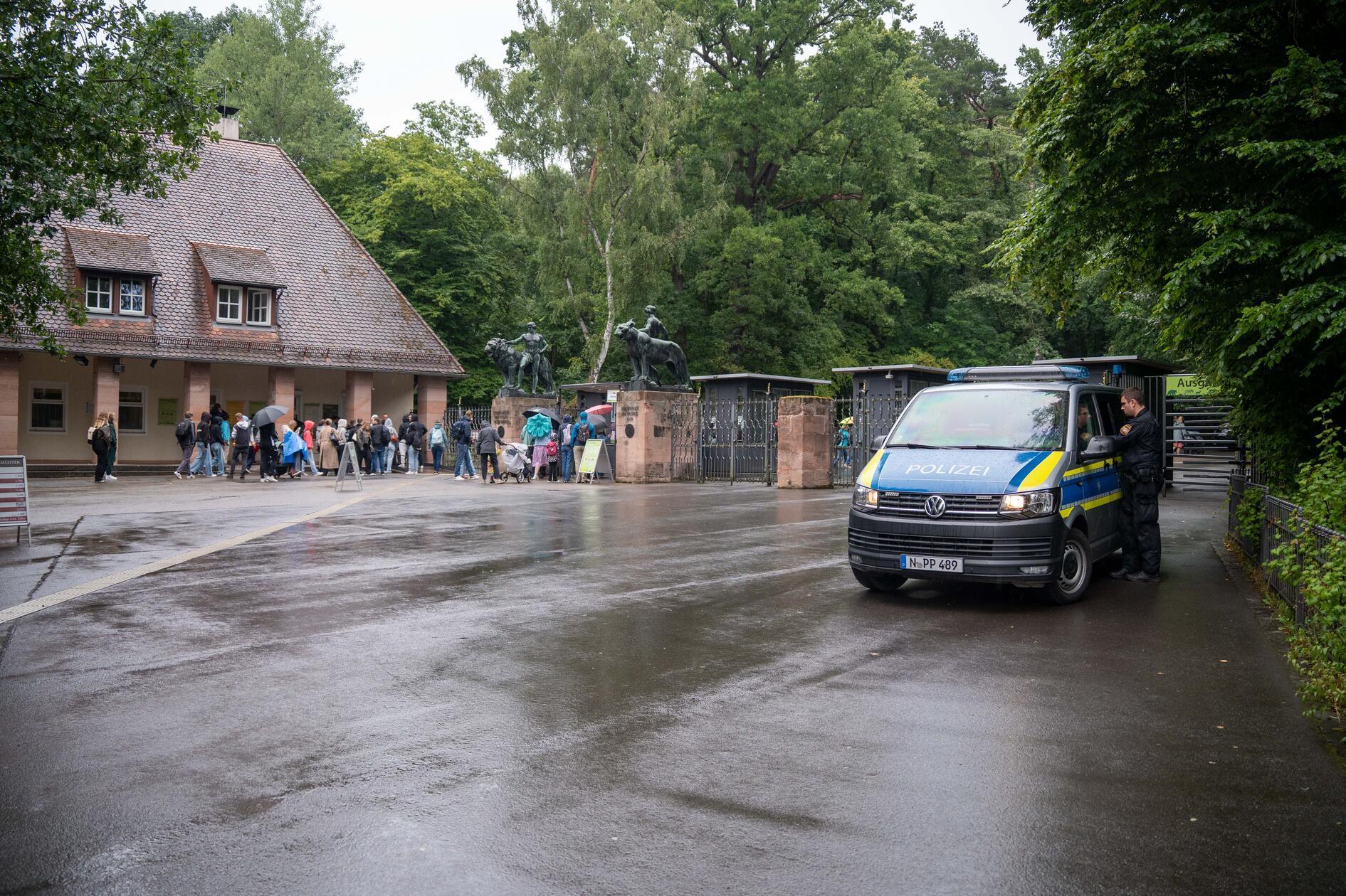 Die Polizei war weiterhin mit Einsatzkräften vor Ort.
