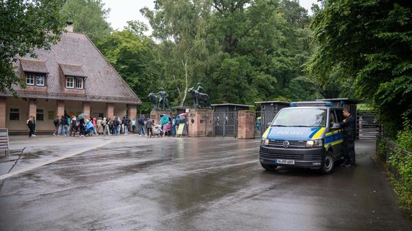 Die Polizei war weiterhin mit Einsatzkräften vor Ort.