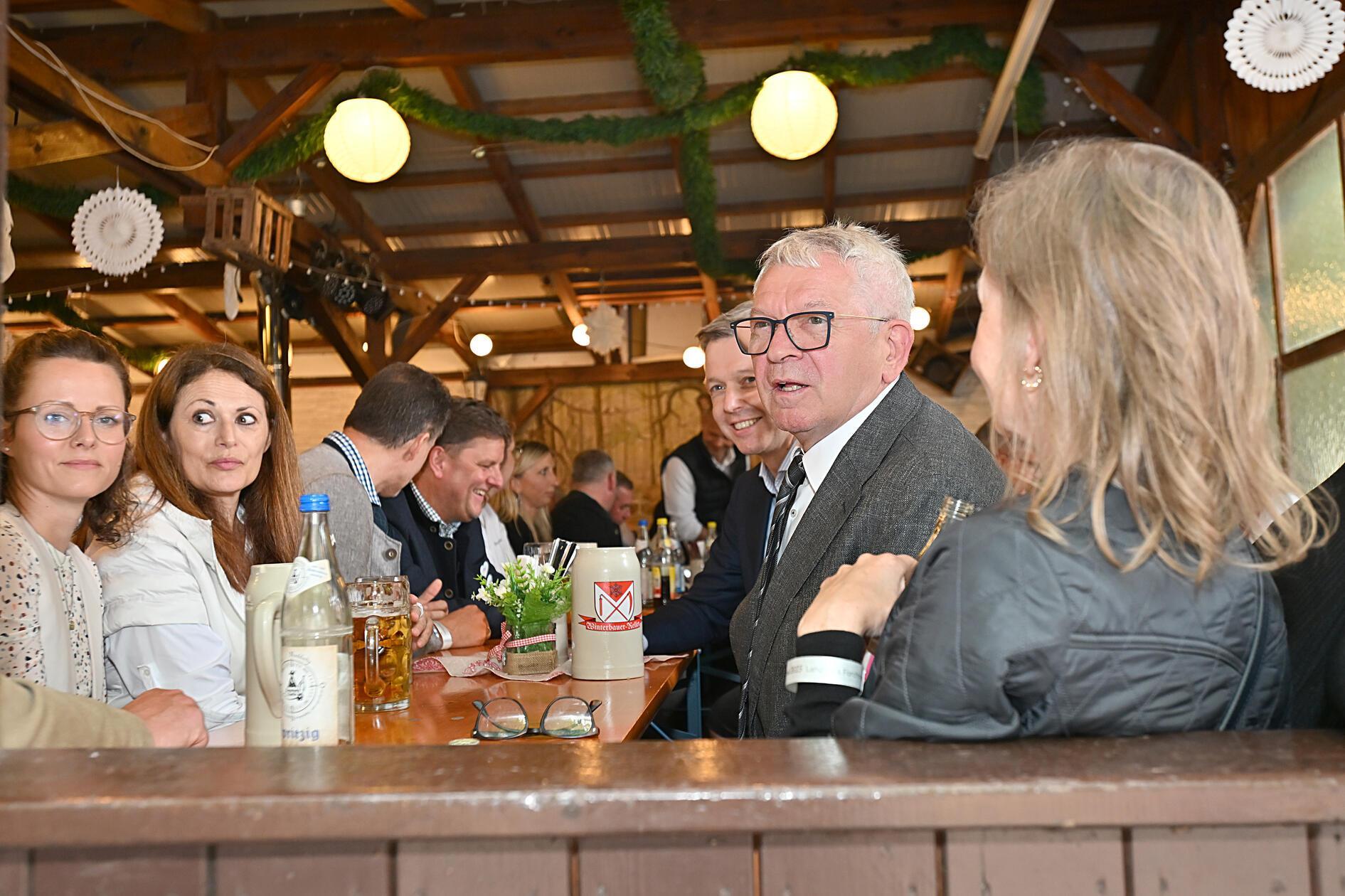 Vom Regen ließen sich die Teams beim Firmenmittwoch auf dem Forchheimer Annafest nicht abschrecken.