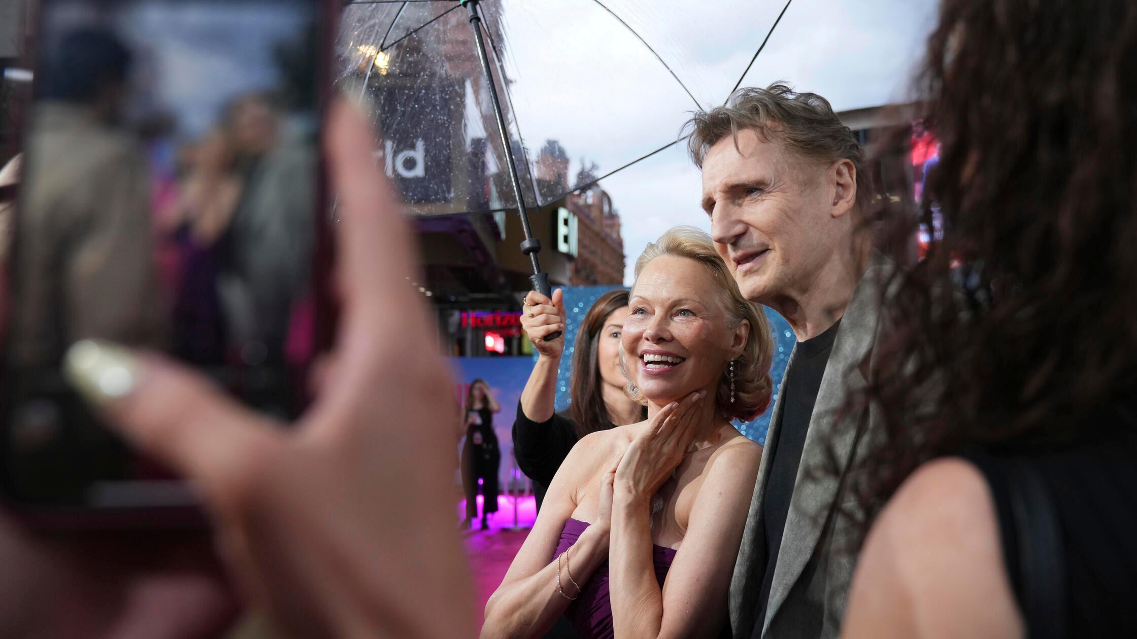 Private Dates und zärtliche Küsse: Sind Liam Neeson und Pamela Anderson Hollywoods neues Traumpaar?