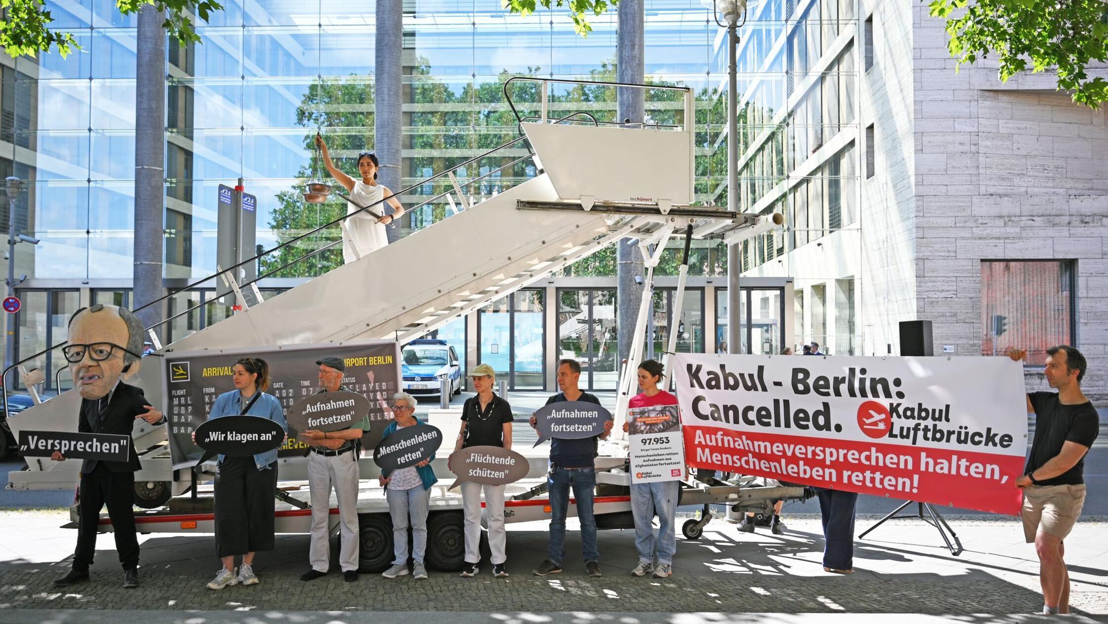 Visa für Afghanen - Gericht setzt Beschluss zunächst aus