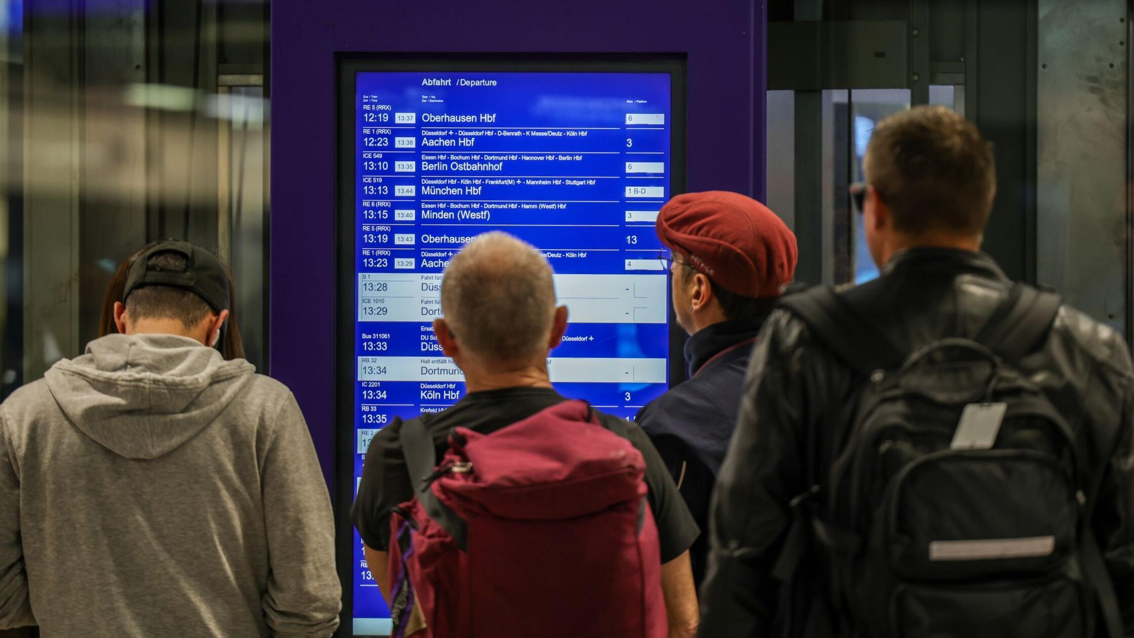 Hauptstrecke der Bahn lahmgelegt: Polizei sieht Sabotage