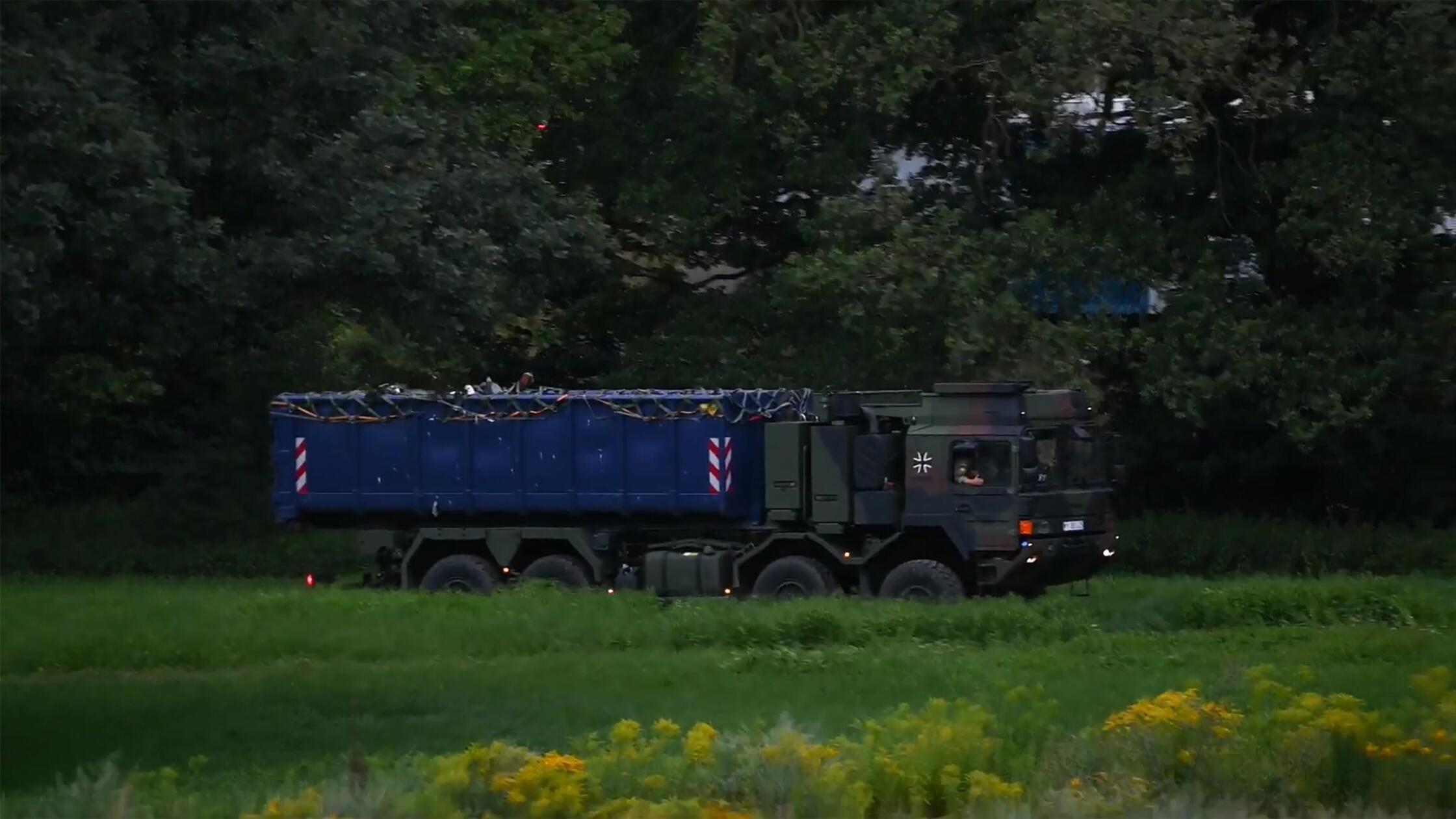 Hubschrauberwrack geborgen - Weiter Suche nach Vermisstem