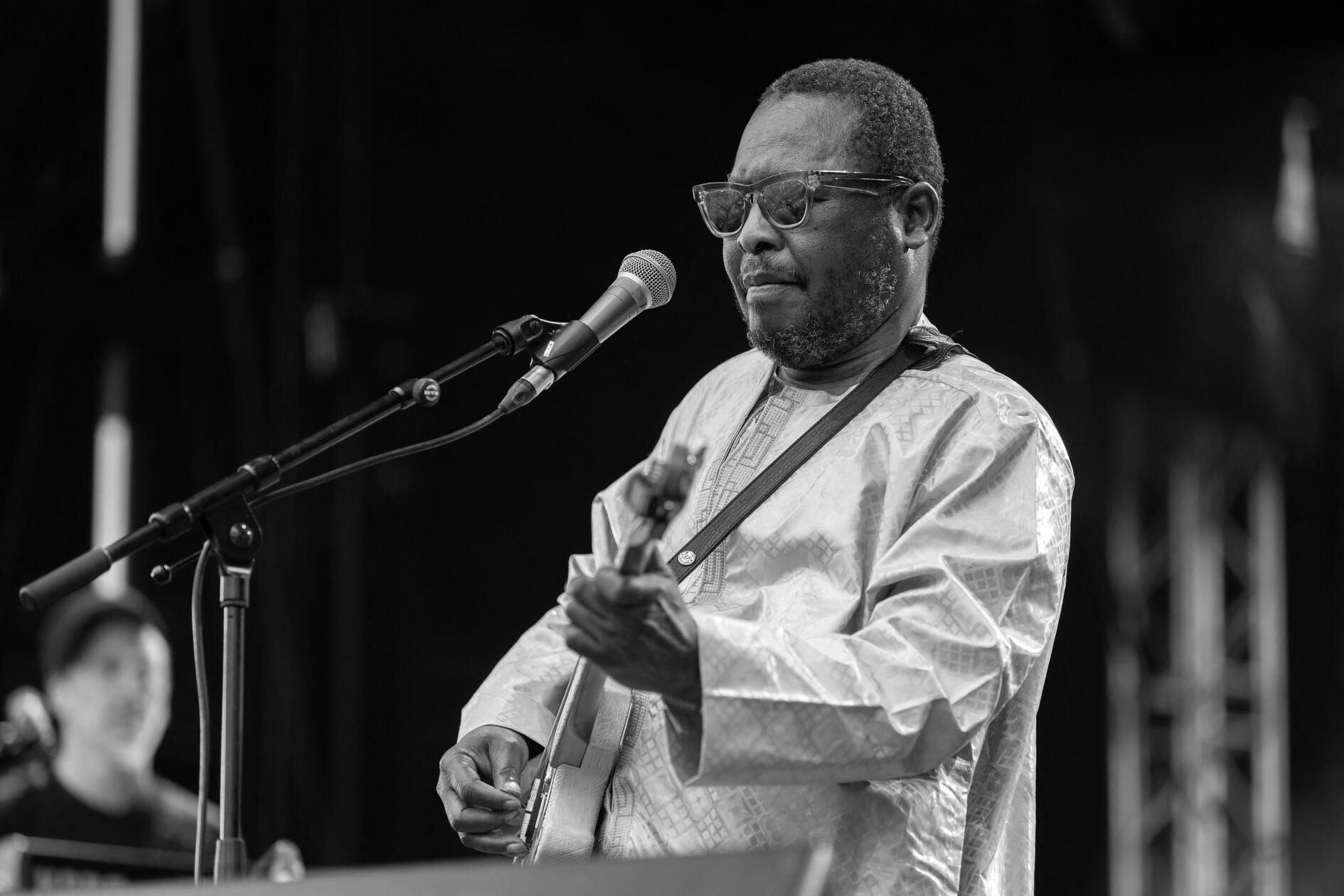 Er wurde bekannt als eine Hälfte des Duos Amadou & Mariam, gemeinsam mit Herbert Grönemeyer lieferten sie den Hit zur Fußball-WM 2006. Am 5. April 2025 ist der blinde Musiker Amadou Bagayoko im Alter von 70 Jahren gestorben.