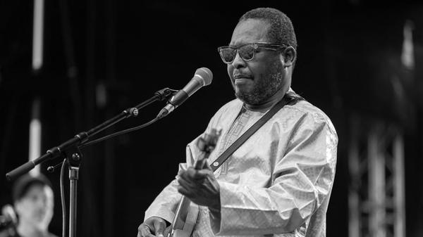 Er wurde bekannt als eine Hälfte des Duos Amadou & Mariam, gemeinsam mit Herbert Grönemeyer lieferten sie den Hit zur Fußball-WM 2006. Am 5. April 2025 ist der blinde Musiker Amadou Bagayoko im Alter von 70 Jahren gestorben.