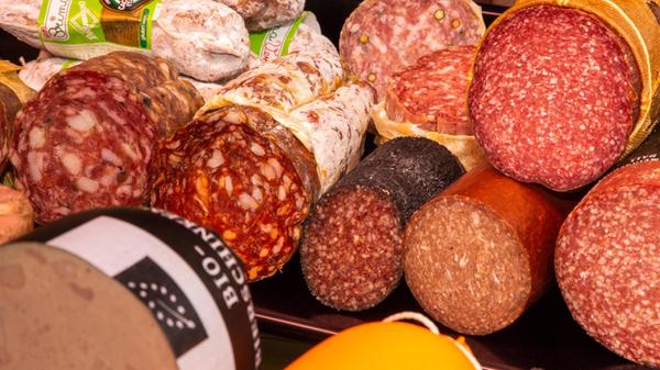 Wursttheke einer Biometzgerei in der Pfalz *** Sau