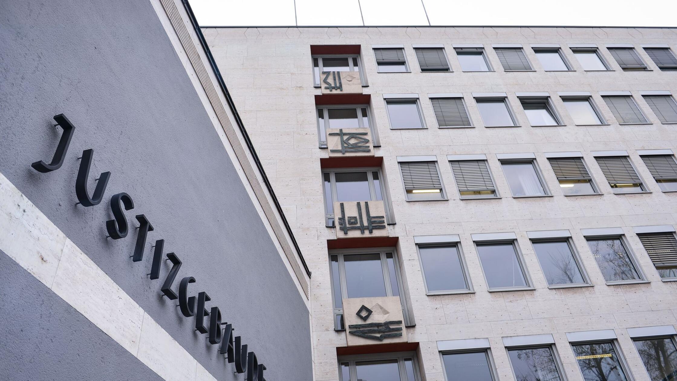 Banda v Nemčiji izkoriščala fingirana spolna srečanja za izsiljevanje