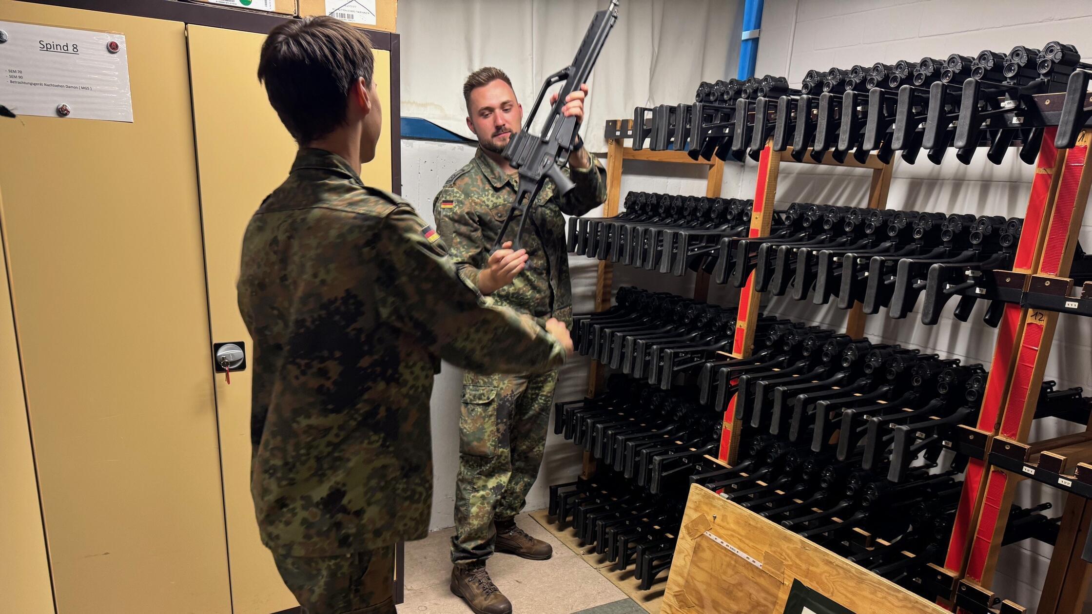 Nach dem Einpacken (Bild) erfolgt der Transport vo