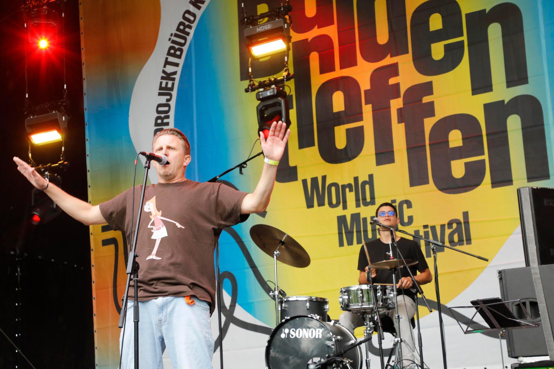 Eröffnung des Bardentreffens mit dem Kinderkonzert mit Töfs Rappelkiste auf der Insel Schütt.