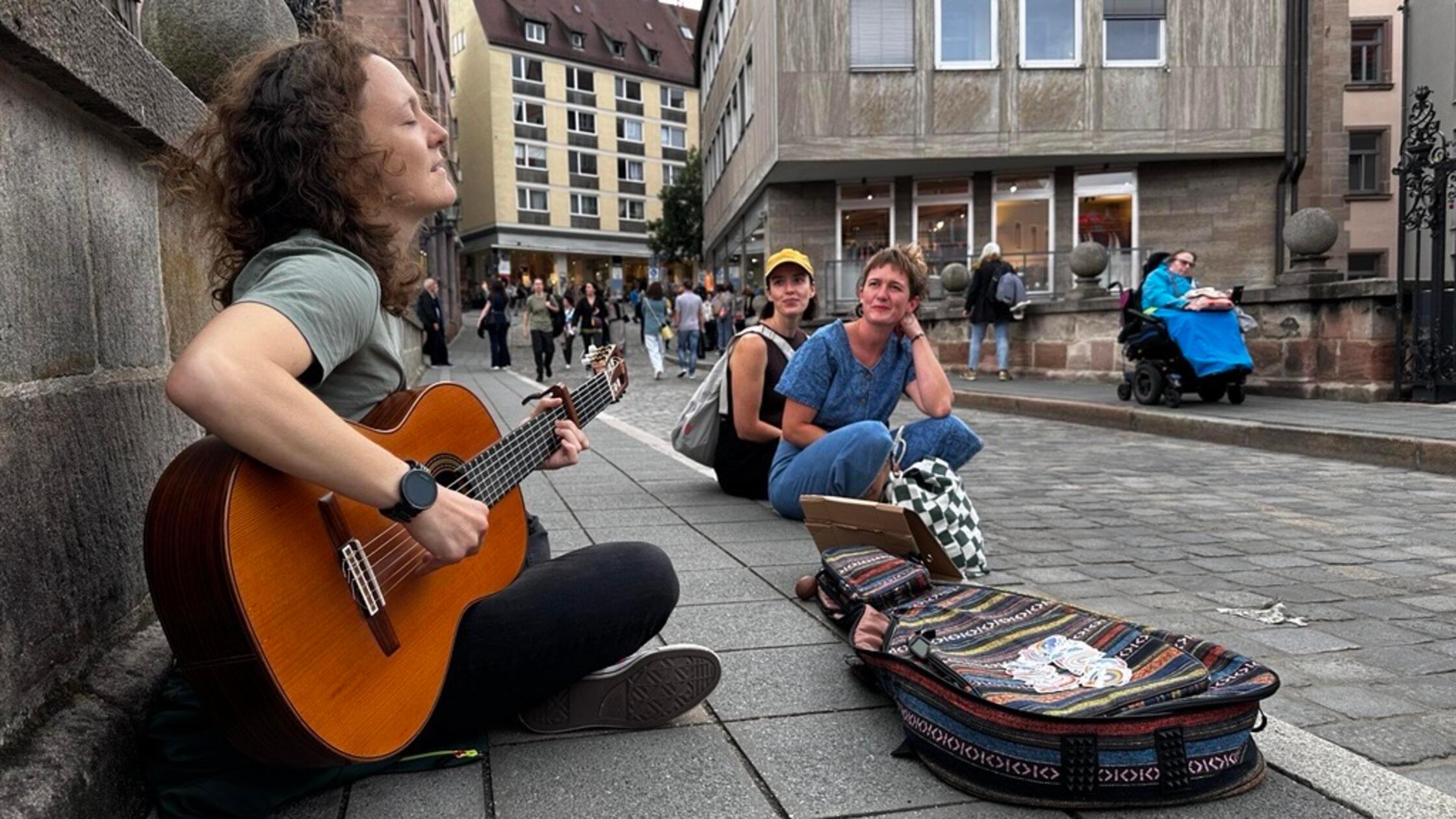 Lizzie aus Darmstadt spielt sich am Nachmittag schon mal warm, bevor der große Ansturm auf das Bardentreffen beginnt.