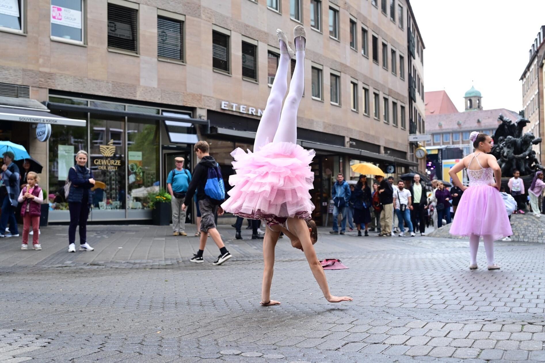 Neben Musik gibt es auch Artistik beim Bardentreffen 2025.