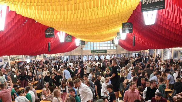 Sturm aufs Bierzelt zum Frühschoppen Burgfest 2024