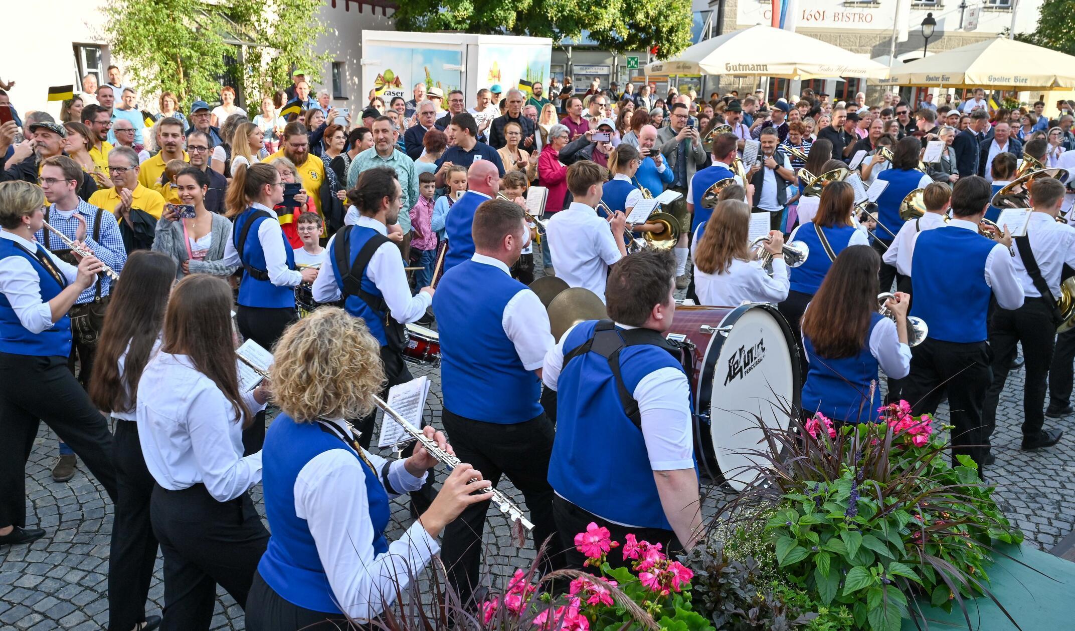 Hier marschiert feierlich die Stadtkapelle Hilpoltstein auf den Marktplatz ein.