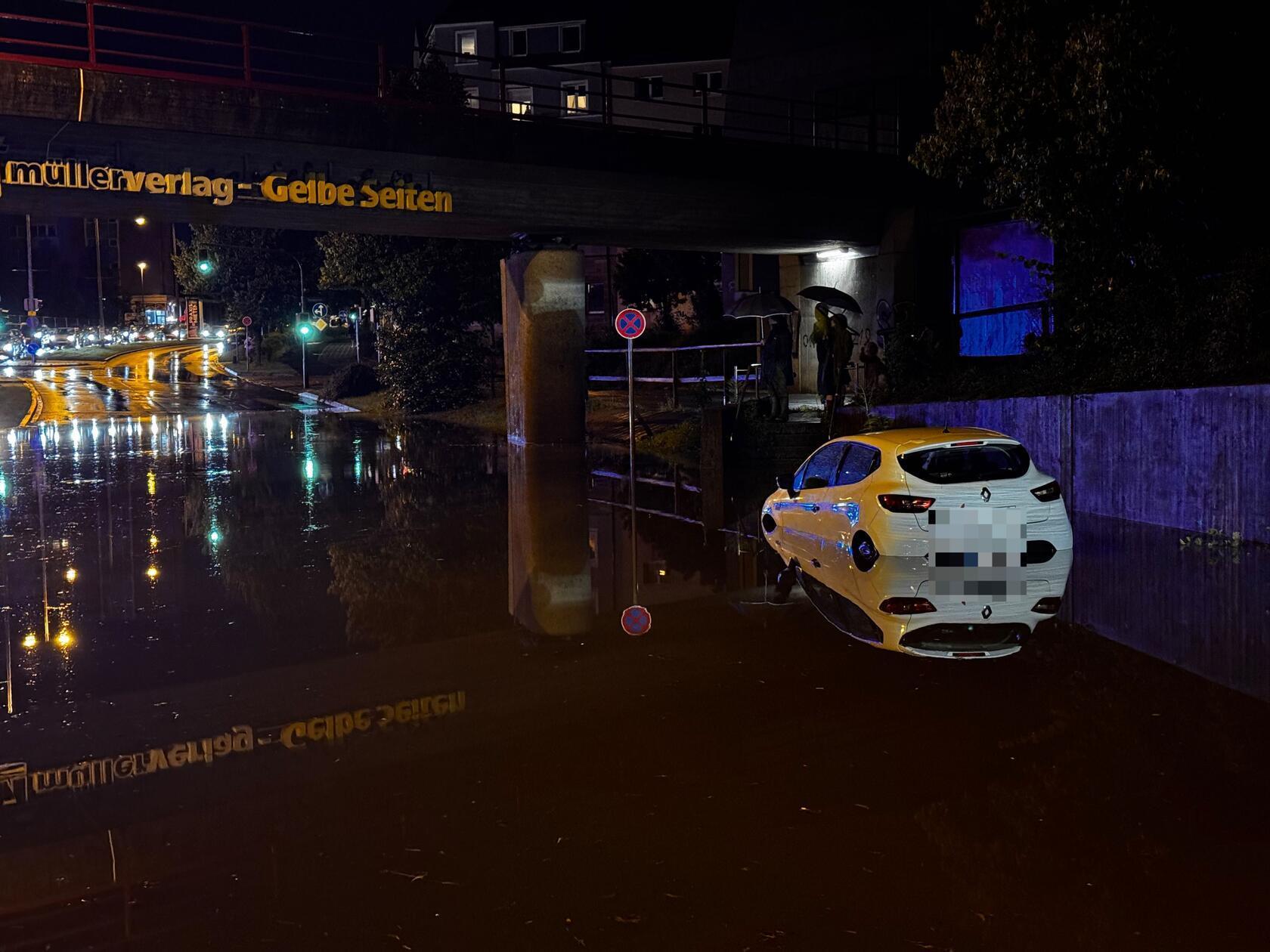 Ein Auto steht in der überfluteten Unterführung in der Äußeren Bayreuther Straße in Nürnberg.