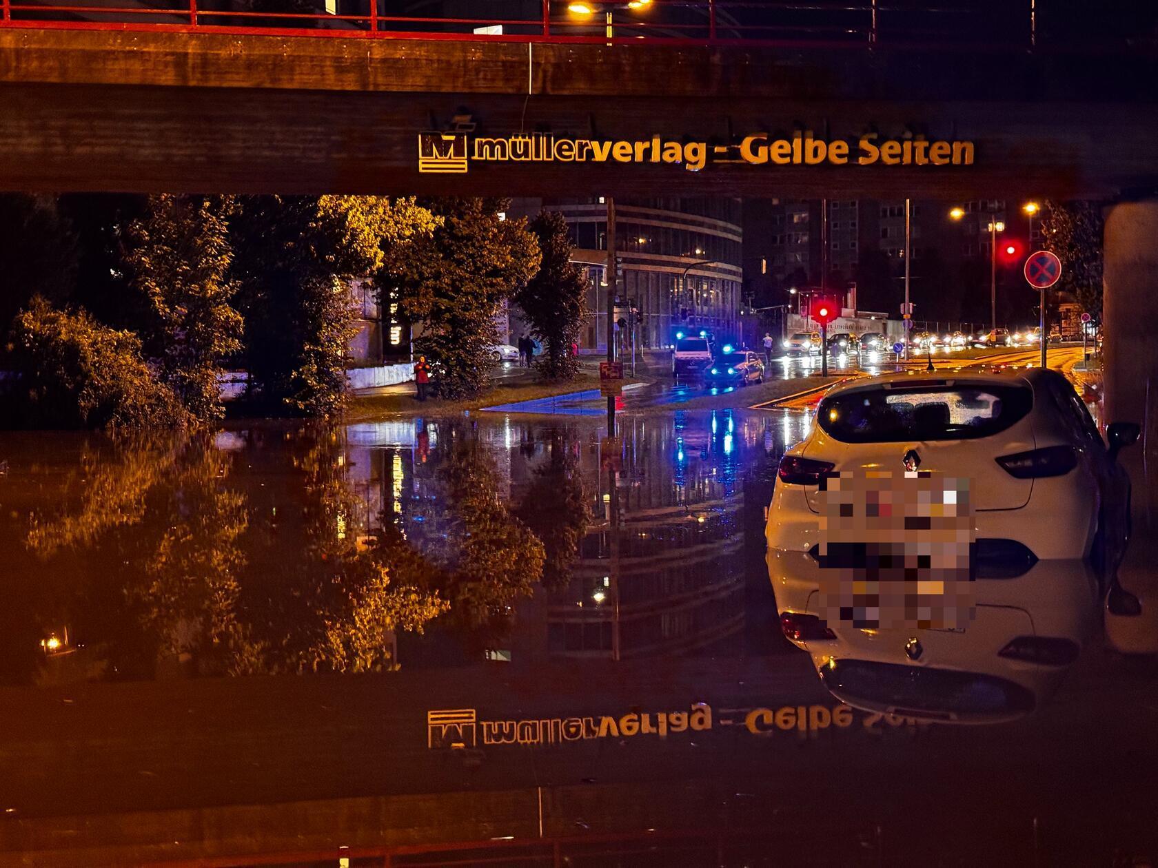 Die Unterführung wurde für den Verkehr gesperrt.