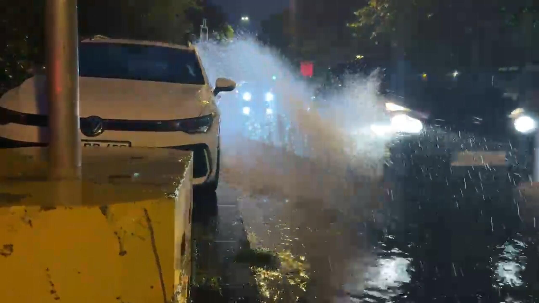Um die Unwetterschäden im Stadtgebiet zu beseitigen, waren laut "dpa" in Nürnberg die Berufsfeuerwehr sowie 17 freiwillige Feuerwehren im Einsatz.