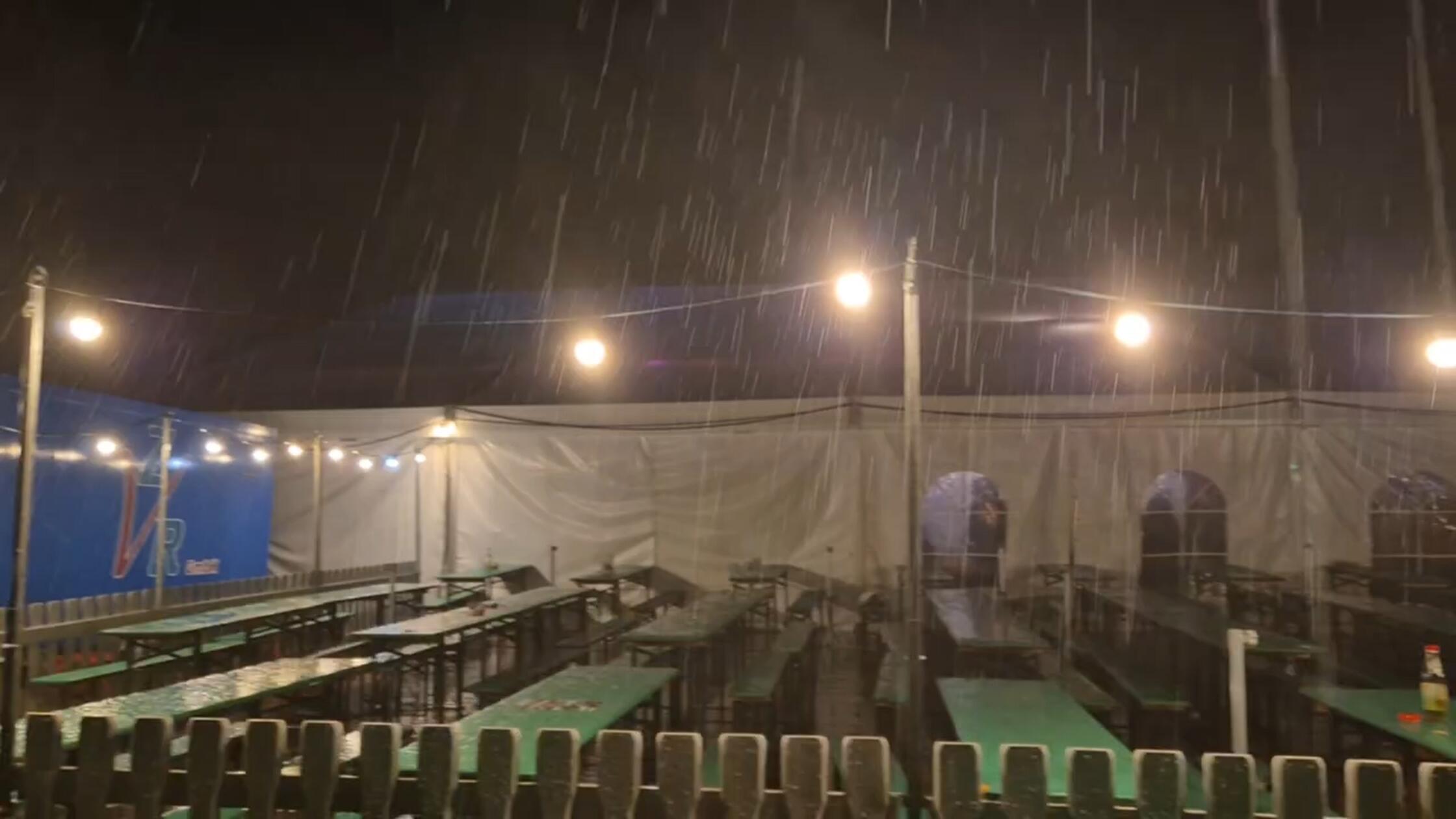 Im Stadtteil Fischbach wurden die Besucher der dortigen Kirchweih vom Unwetter überrascht.