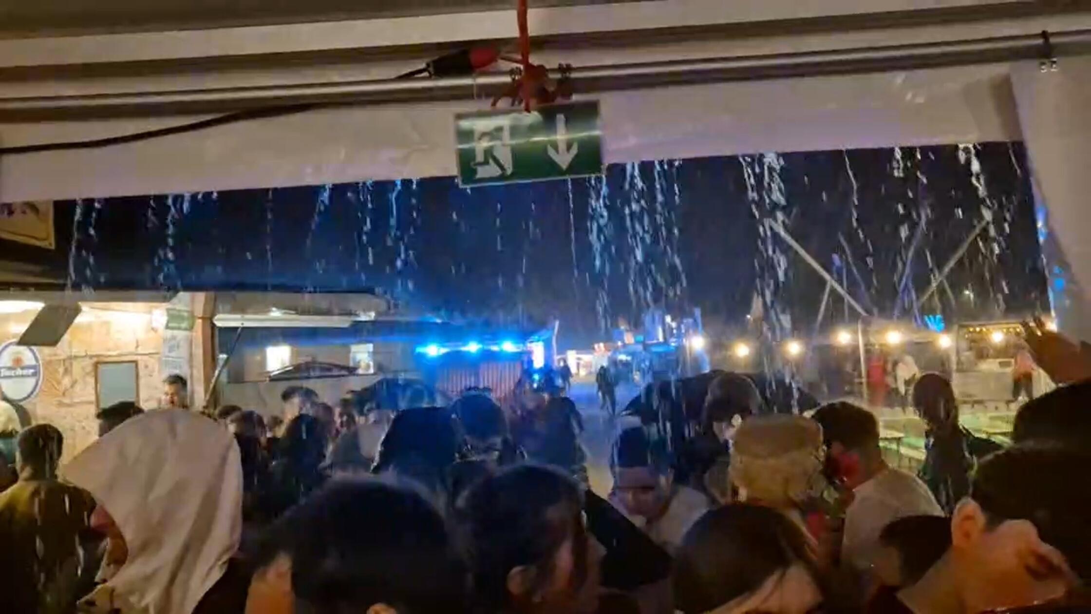 Die Besucher drängten sich unter Zelte und Schirme