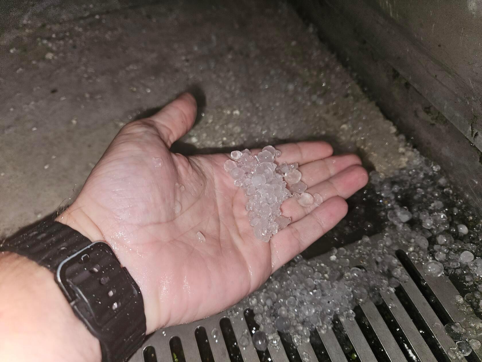 Gegen 21 Uhr zog die Zelle über Fürth. Neben Blitzen und Regen brachte sie auch Hagelkörner.