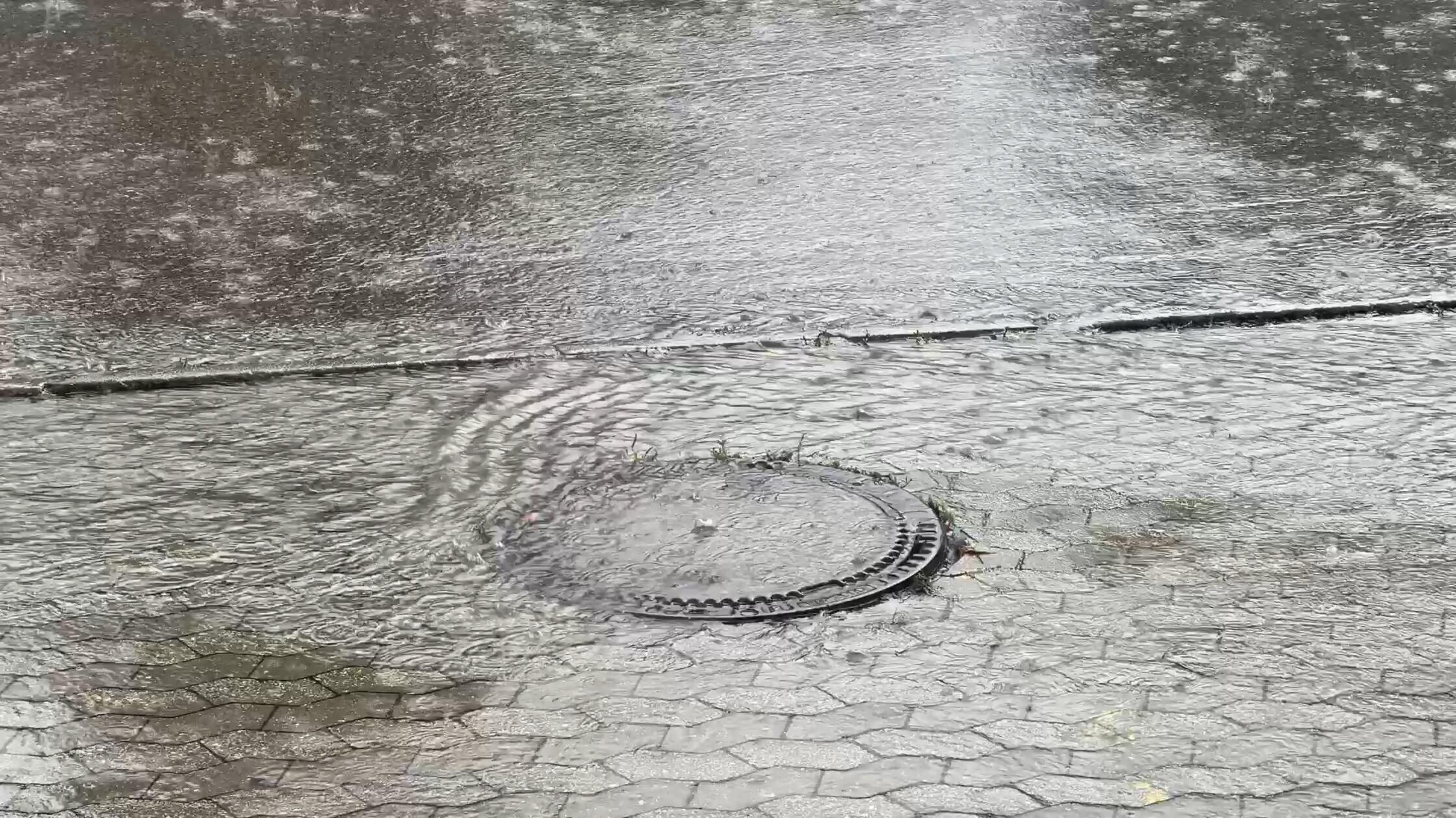 Über Pyrbaum im Landkreis Neumarkt in der Oberpfalz zog der Starkregenschauer ebenfalls hinweg.