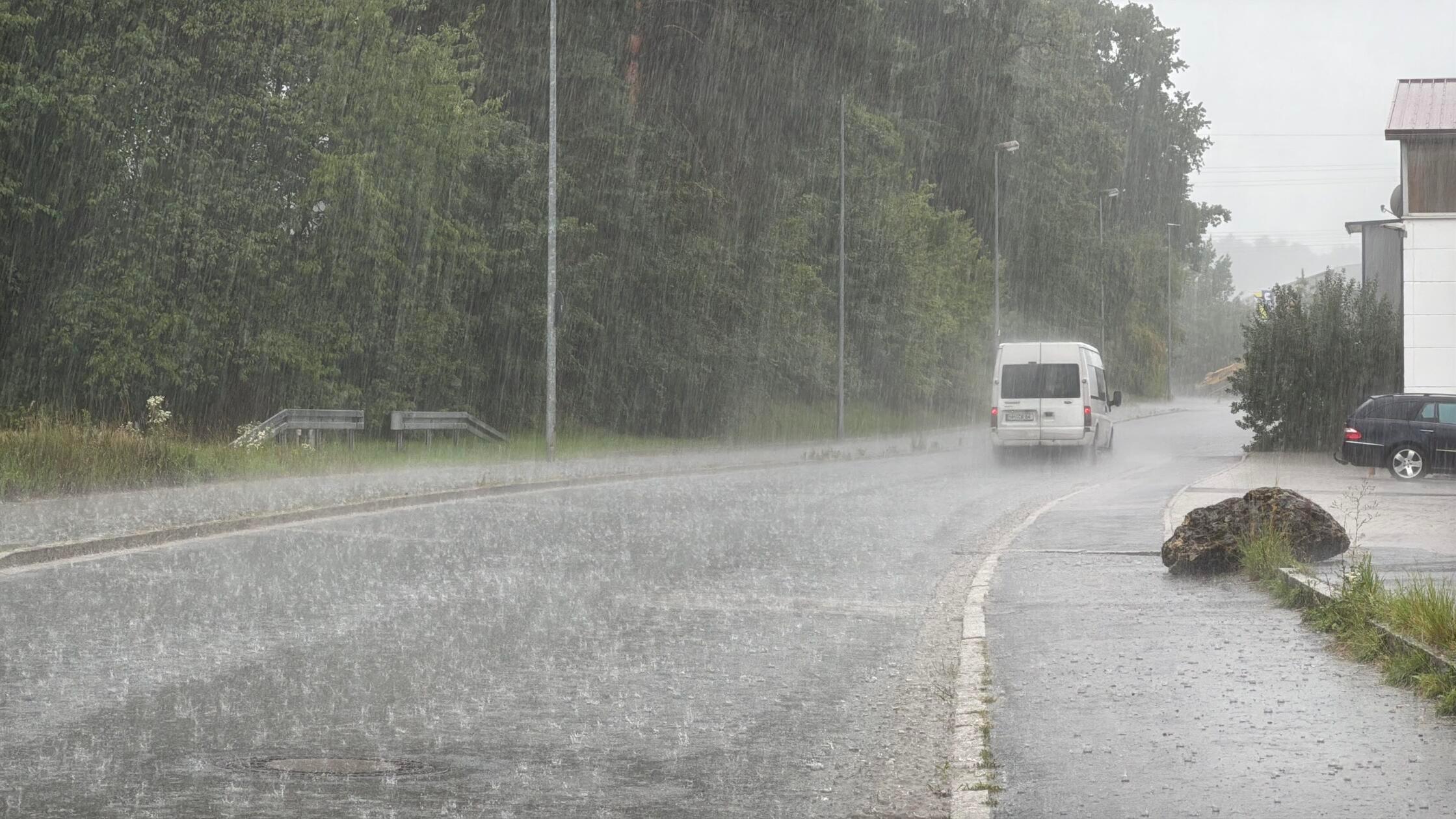 In Altdorf (Landkreis Nürnberger Land) öffnete der Himmel am Nachmittag seine Schleusen. Das Wasser schoss die Straßen hinab.