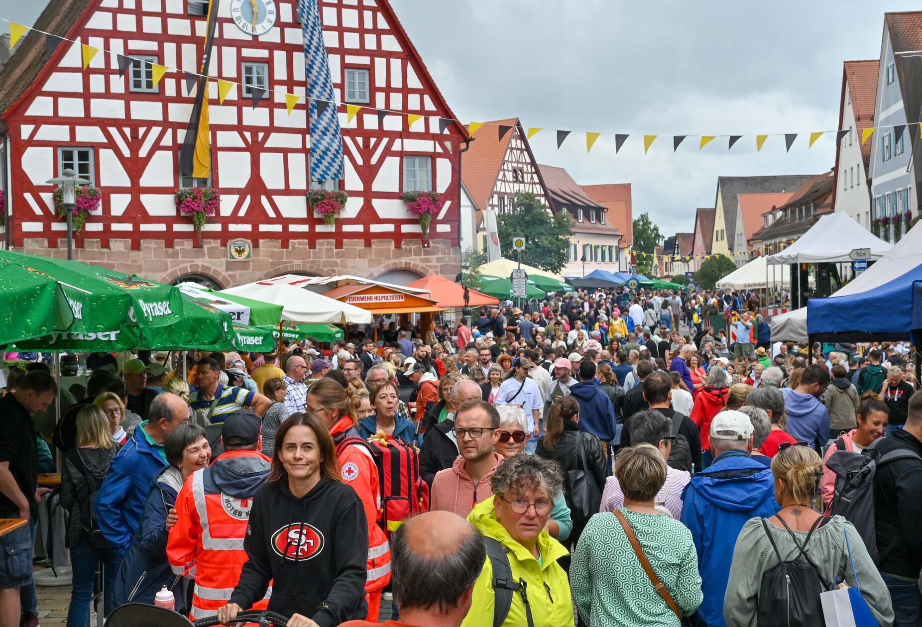 Egal ob bei Sonnenschein oder Regen - der Marktplatz ist beim Trödelmarkt am Burgfestsamstag immer voll.