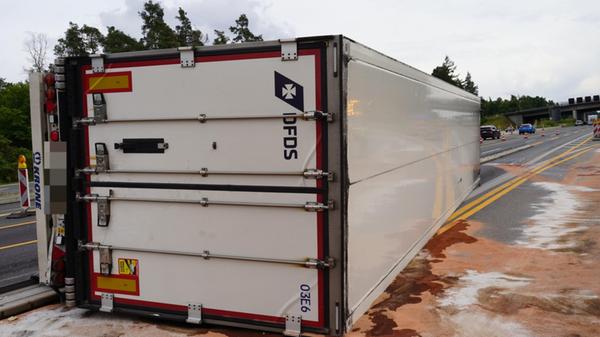 Fleisch-Truck kippt im Baustellenbereich um: A9 wi