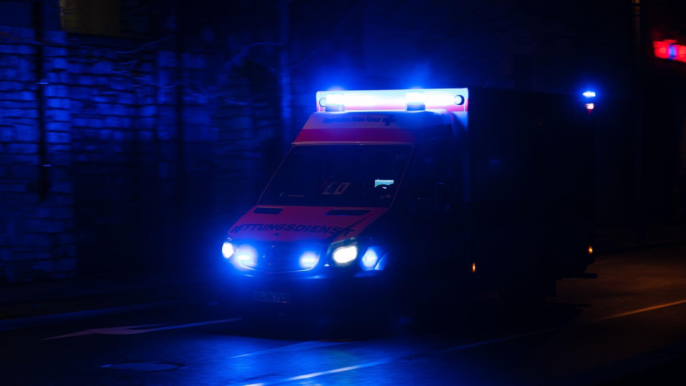 Mann stürzt bei Mutprobe von Mauer