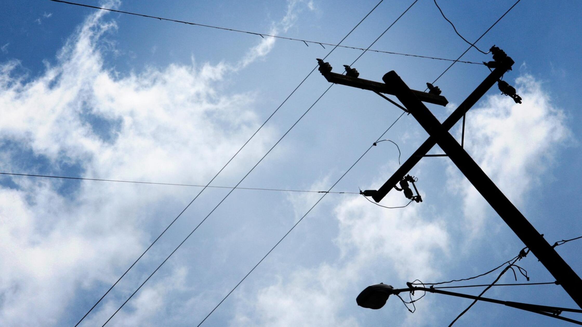 Mutprobe in Bayern: Mann will an Telefonleitung schwingen - und stürzt zehn Meter in Tiefe