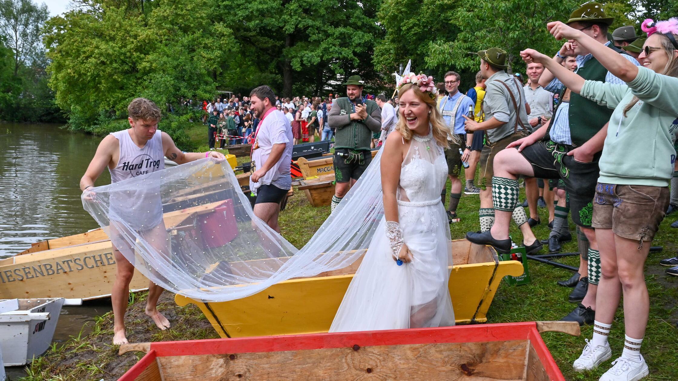 Erstmals wurde sogar eine echte Braut im Trog über