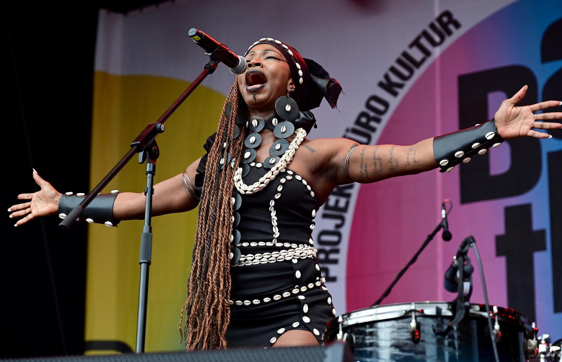 Dobet Gnahoré liefert auf der großen Bühne auf dem Hauptmarkt ab.