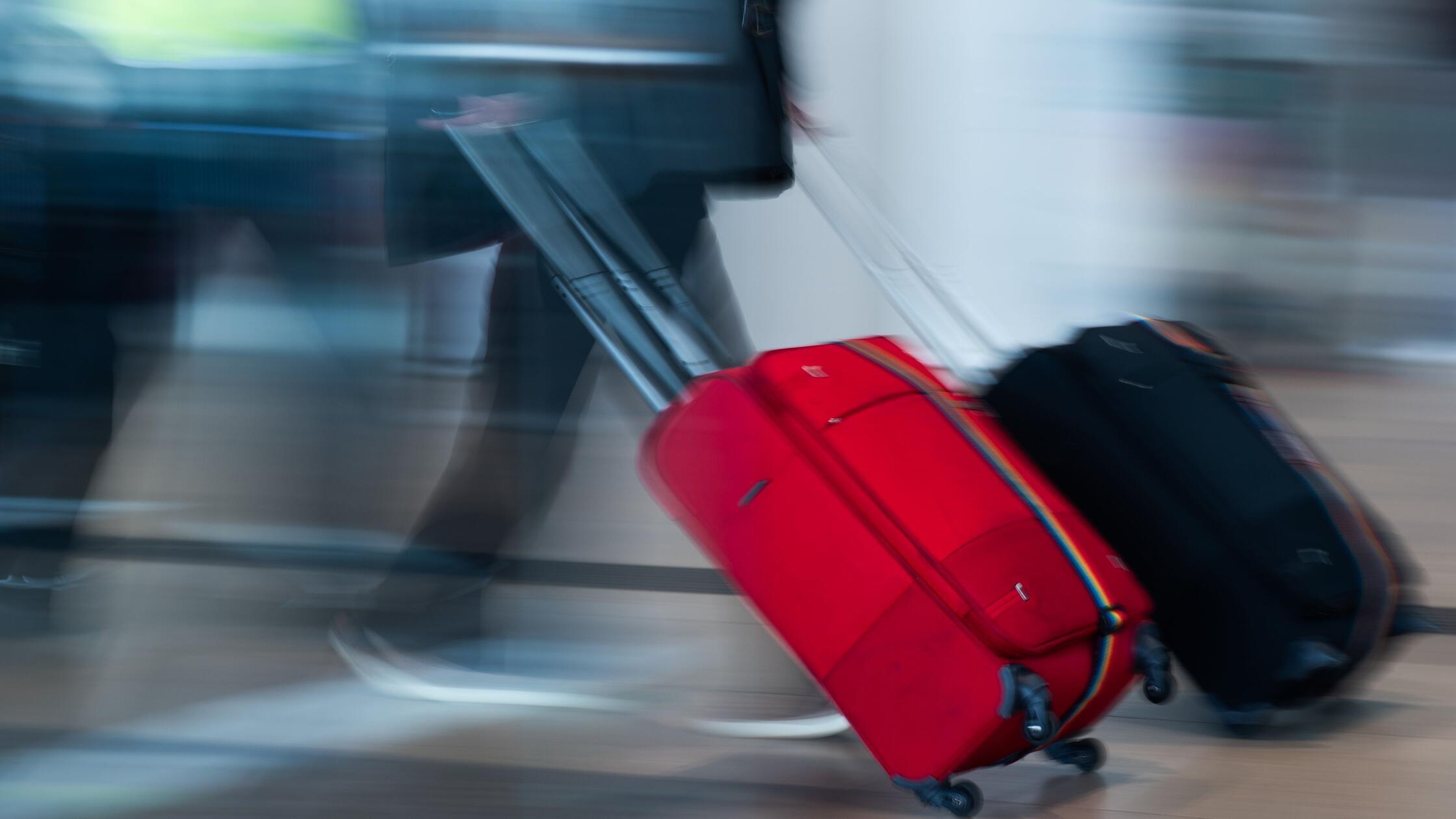 Zweijähriges Kind in Koffer gepackt: Busfahrer bemerkt bewegtes Gepäck - 27-Jährige festgenommen