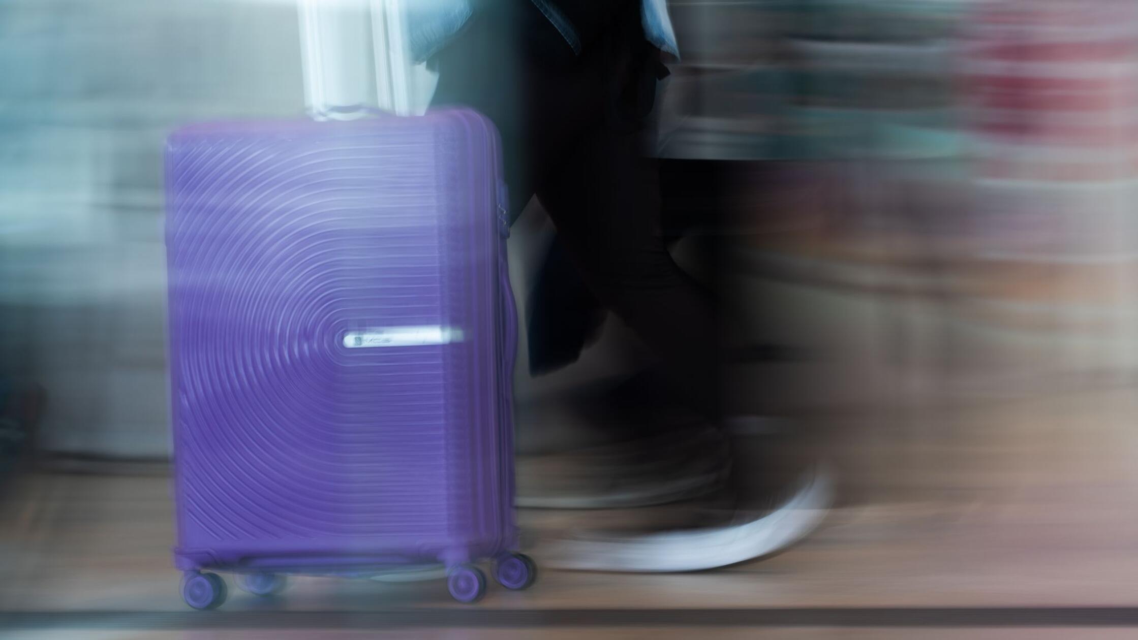 Neuseeländerin packt Kleinkind in Koffer - lebend entdeckt