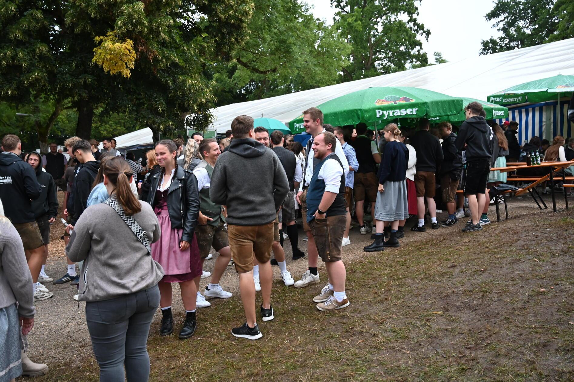 Der traditionelle Sturm auf das Festzelt am Burgfest-Montag 2025.