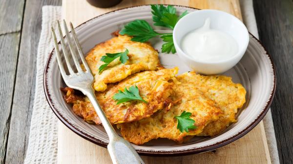 Zucchinifritters, hausgemachte vegetarische Zucchi