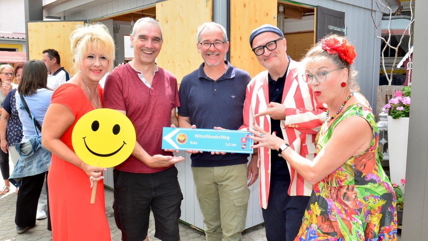 Fränkischen Humor lachend und laufend erkunden - möglich macht es ein neuer Wanderweg in Rohr. Es ist Deutschlands erster WitzeWanderWeg. Und dort ist einiges geboten, vom Witzeautomaten bis zum Vollpfosten. Der Wanderweg beginnt am Rohrer Dorfplatz. Man kann aber auch an jeder der anderen 19 Stationen einsteigen und sich in beide Richtungen des Rundwegs bewegen.