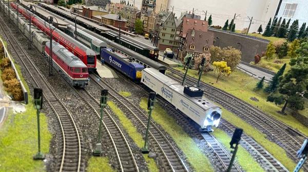 Digital Eisenbahn fahren - das macht Klaus Wagner seit Anfang Januar in seiner interaktiven Ausstellung "Modellbahn-Selbstfahrwelten" möglich. Mit Hilfe von einem Steuerpult, einem Bildschirm und einer selbst programmierten Software kann der Besucher die Lokomotive aus Sicht des Lokomotivführers steuern. "Das Ziel ist: echter Fahrdienstleiter, echter Lokführer", beschreibt Klaus Wagner sein Konzept - und das komplett digital. Jeder kann vorbeikommen. Aber bitte mit Voranmeldung, "damit der Raum vorgeheizt werden kann". Klaus Wagner ist erreichbar unter Telefon (0173) 3748089 und unter der Adresse: An der Mühle 1, 90530 Wendelstein