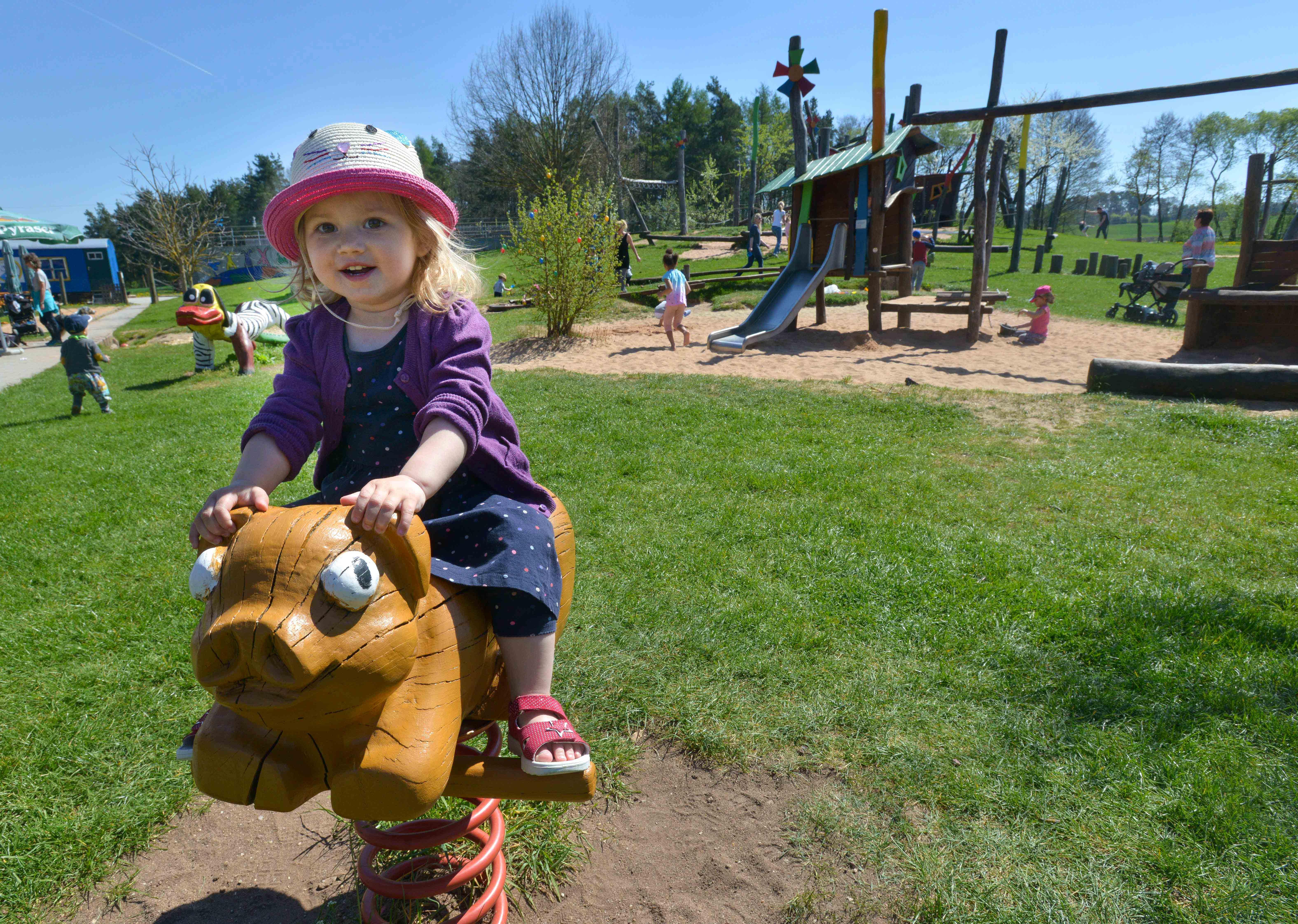 Der Erlebnisbauernhof Auhof liegt am Ortsrand von Hilpoltstein im südlichen Landkreis Roth. Auf dem Hof gibt es neben zahlreichen Tieren auch einen Spielplatz, einen Biergarten, einen Bauerngarten, eine Streuobstwiese und einen Teich. Der Erlebnisbauernhof ist Teil der Auhof-Werkstätten der Rummelsberger Diakonie. Er wird von Menschen mit und ohne Behinderung bewirtschaftet, die für das Wohl der Tiere sorgen - und das der Gäste. 2025 hat der Auhof von Mittwoch bis Sonntag von 10 bis 17 Uhr geöffnet. Montag und Dienstag ist Ruhetag. Der Eintritt ist kostenlos. 