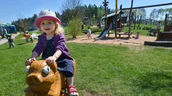 Der Erlebnisbauernhof Auhof liegt am Ortsrand von Hilpoltstein im südlichen Landkreis Roth. Auf dem Hof gibt es neben zahlreichen Tieren auch einen Spielplatz, einen Biergarten, einen Bauerngarten, eine Streuobstwiese und einen Teich. Der Erlebnisbauernhof ist Teil der Auhof-Werkstätten der Rummelsberger Diakonie. Er wird von Menschen mit und ohne Behinderung bewirtschaftet, die für das Wohl der Tiere sorgen - und das der Gäste. 2025 hat der Auhof von Mittwoch bis Sonntag von 10 bis 17 Uhr geöffnet. Montag und Dienstag ist Ruhetag. Der Eintritt ist kostenlos.