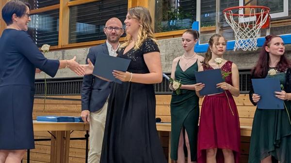 Zeugnisübergabe der 100 Absolventinnen und Absolve