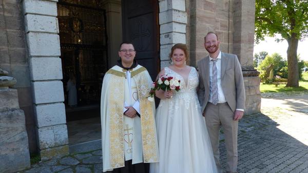 Vor drei Jahren liefen sich Andrea Hofbeck aus dem Berchinger Ortsteil Sollngriesbach und Christian Friedrich aus Möning auf den Fußballplatz im Freystädter Ortsteil Forchheim bei der Fußball-Pfingststadtmeisterschaft das erste Mal über den Weg. Sie fanden sich sympathisch und im Lauf der Zeit ist Liebe daraus geworden. Nun haben sie ihre Partnerschaft mit dem Eheversprechen in der mit Blumen geschmückten Wallfahrtskirche „Maria Hilf“ in Freystadt gefestigt im Beisein der Hochzeitsgesellschaft. Zur Hochzeitsfeier luden die 34-jährige Altenpflegerin und der 32-jährige Servicemitarbeiter ihre Gäste in den Gasthof „Post“ nach Berching ein.