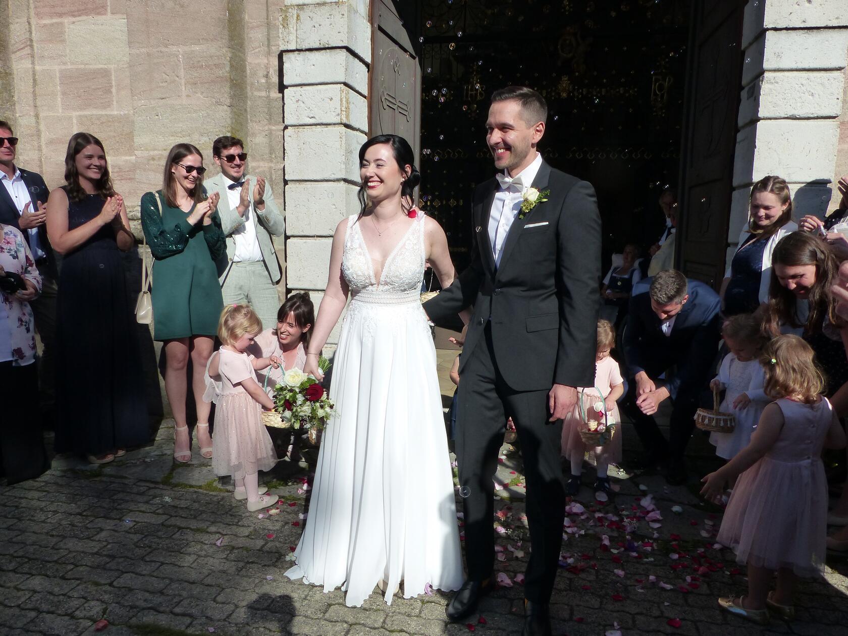 Für ihre Ehe, die Moritz Lerzer aus Freystadt und Annika Christin Huck aus Stuttgart vor drei Jahren geschlossen haben, erbaten sich die Eheleute nun den kirchlichen Segen. Diesen erteilte ihnen Abt Beda Sonnenberg vom Benediktinerkloster Plankstetten in der Wallfahrtskirche „Maria Hilf“ in Freystadt. Nach dem Trauungsgottesdienst wurden die Eheleute beim Verlassen der Kirche von Freunden und Familienmitgliedern mit einem Meer von Seifenblasen empfangen. Viele gute Wünsche für die gemeinsame Zukunft wurden ausgesprochen. Die 29-jährige Portfolio-Managerin und der sechs Jahre ältere Banker lernten sich über Arbeitskollegen in einer Stuttgarter Bank kennen und wohnen in Stuttgart.