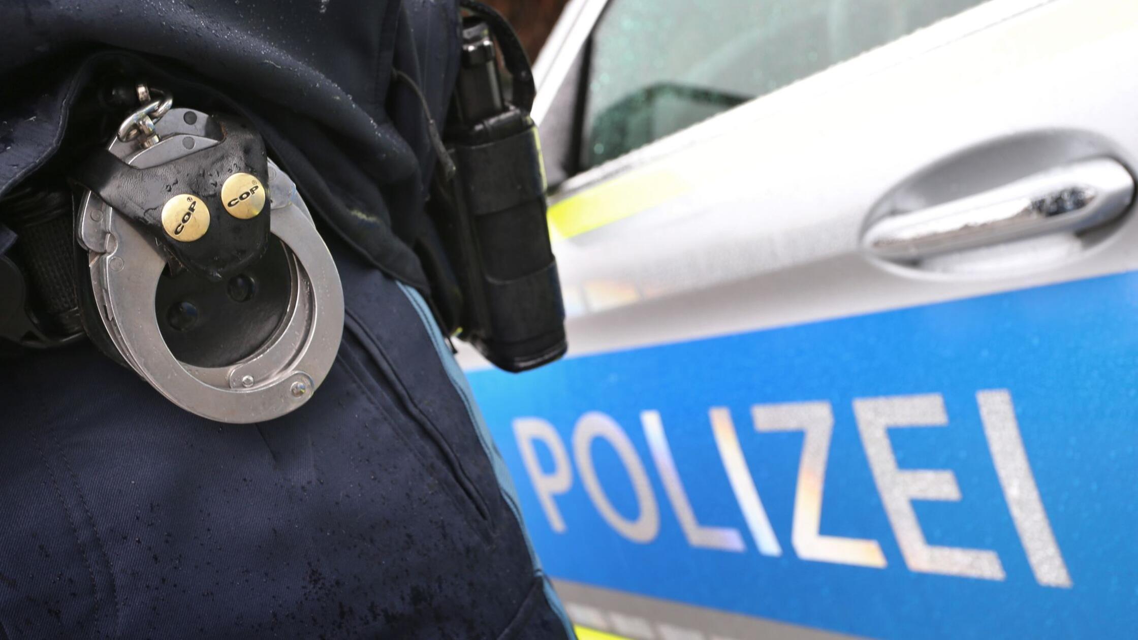 Kinder in Bayern werfen Steine auf Blechdach - dann geht Erwachsener auf sie und zwei Frauen los