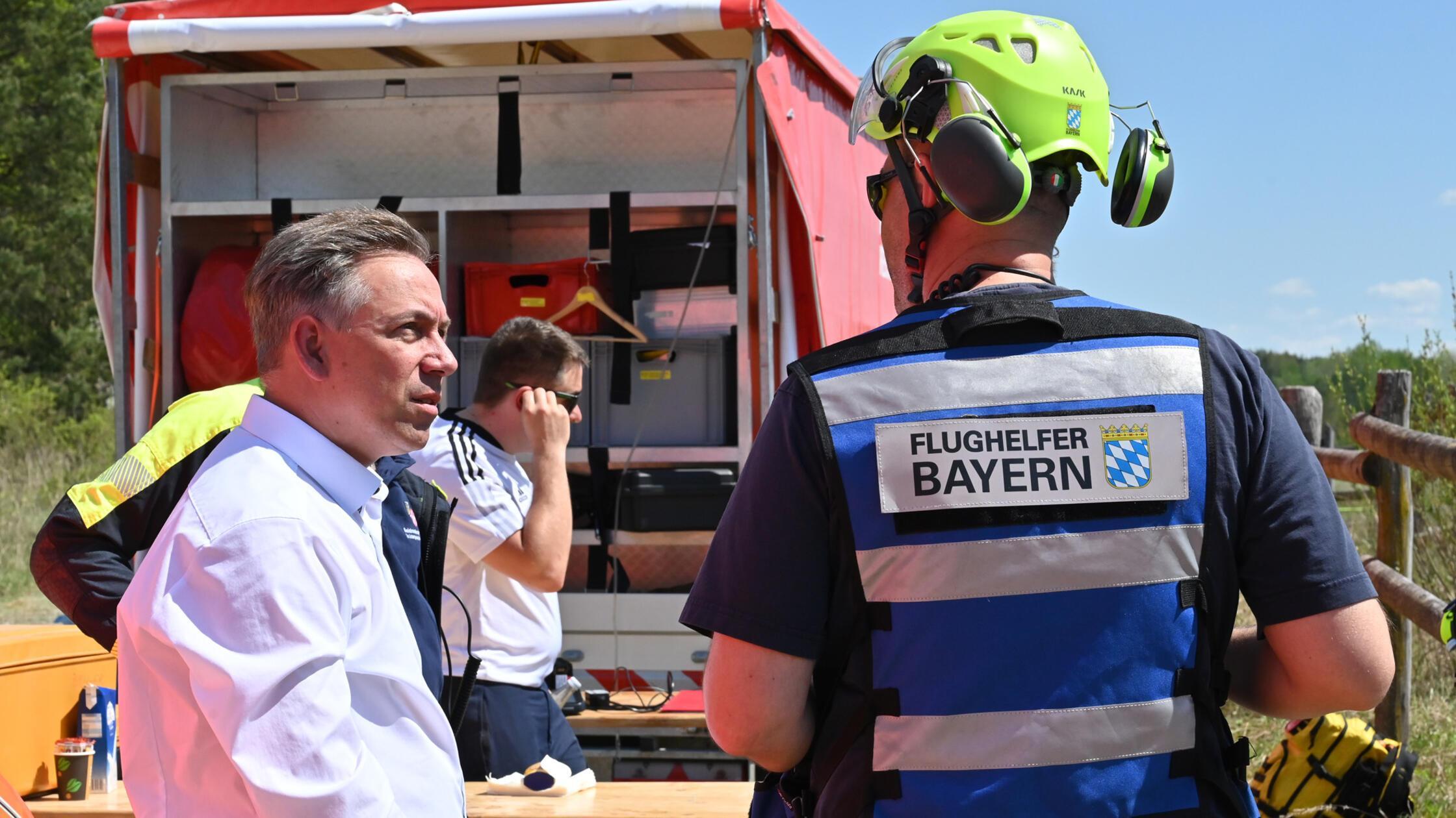 Auch am 2. Mai waren noch zahlreiche Einsatzkräfte