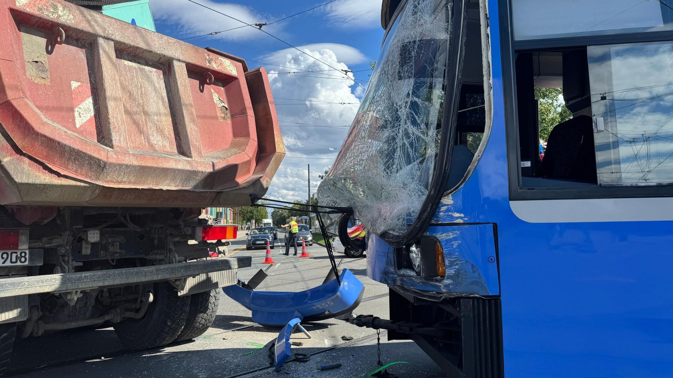 Zusammenstoß mit Lastwagen - Tram springt aus Schienen
