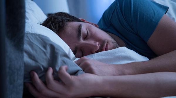 Mann schläft in einem Bett4961.jpg