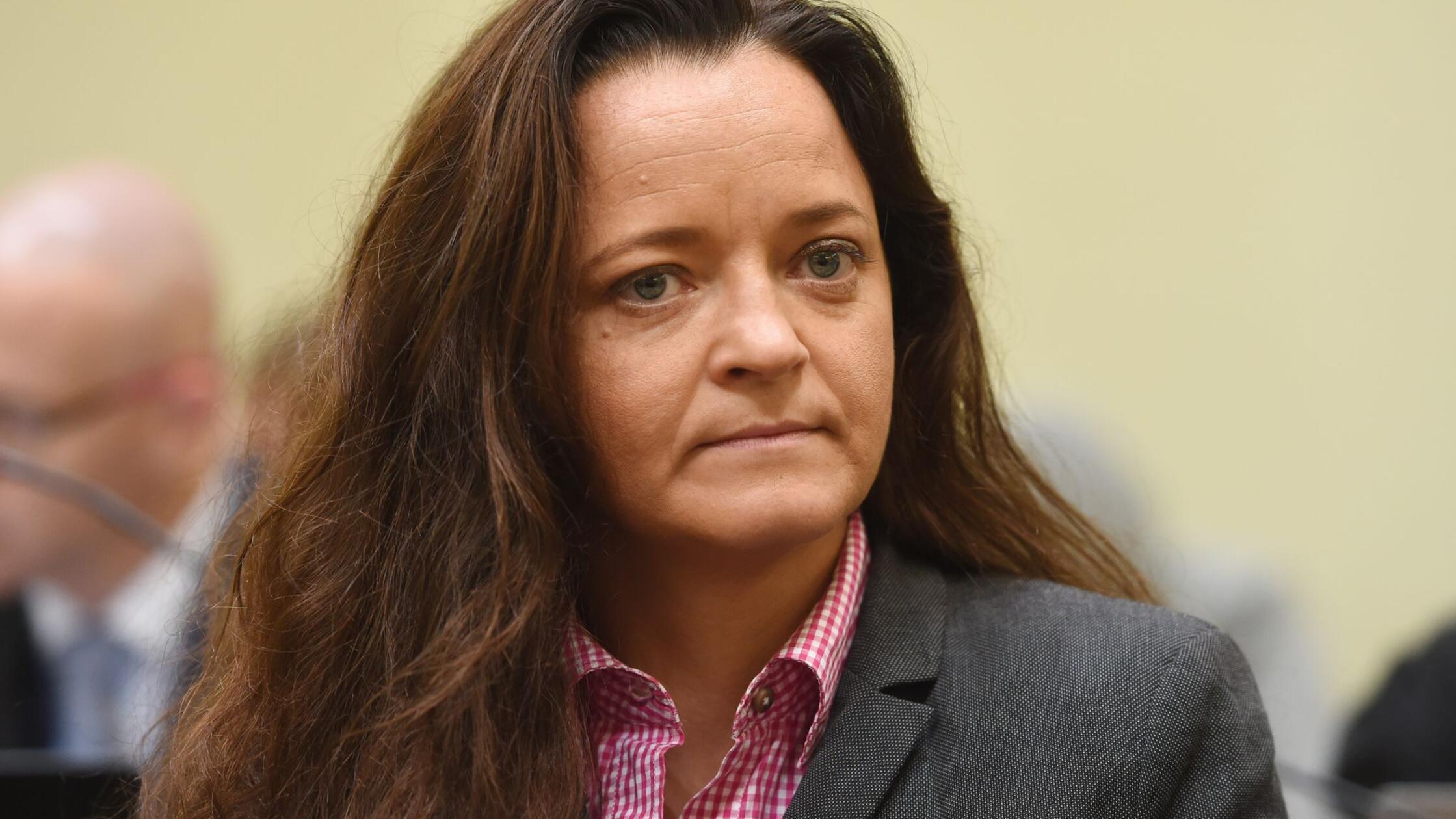 Beate Zschäpe, obsojena neonacistična teroristka, vključena v program za izstop iz skrajne desnice, kar vzbuja dvome